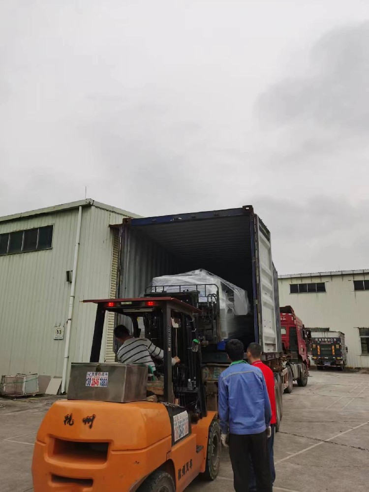 2023年3月底出口設備，一天之內發2個貨柜